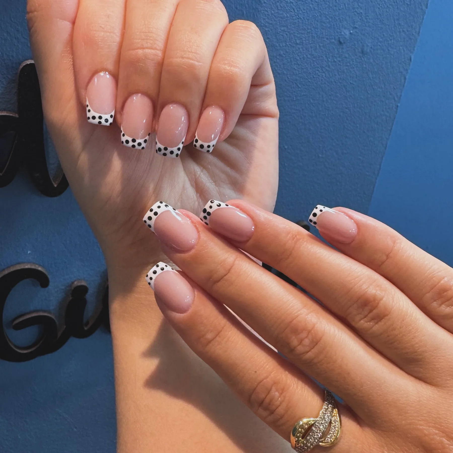 Nail Studio Gülşah puantiyeli french nail art uygulaması